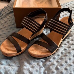 Denver Hayes Black and Tan Women's Sandals